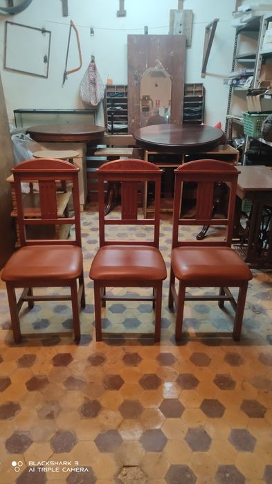 Mesa de madeira maciça com 3 cadeiras
