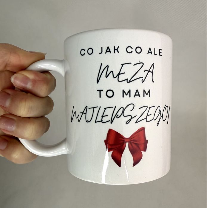 Biały kubek z czerwoną kokardką, prezent na mikołaja