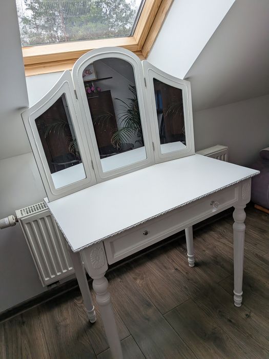 Toaletka w kolorze bialym