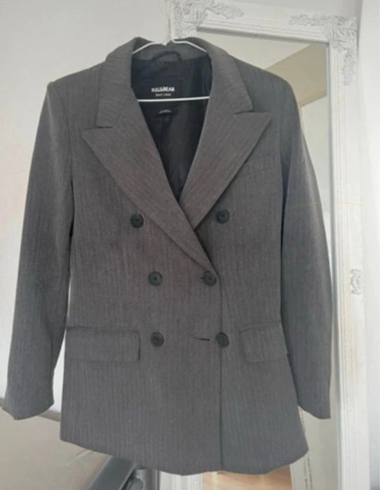 Сірий блейзер від Pull&Bear