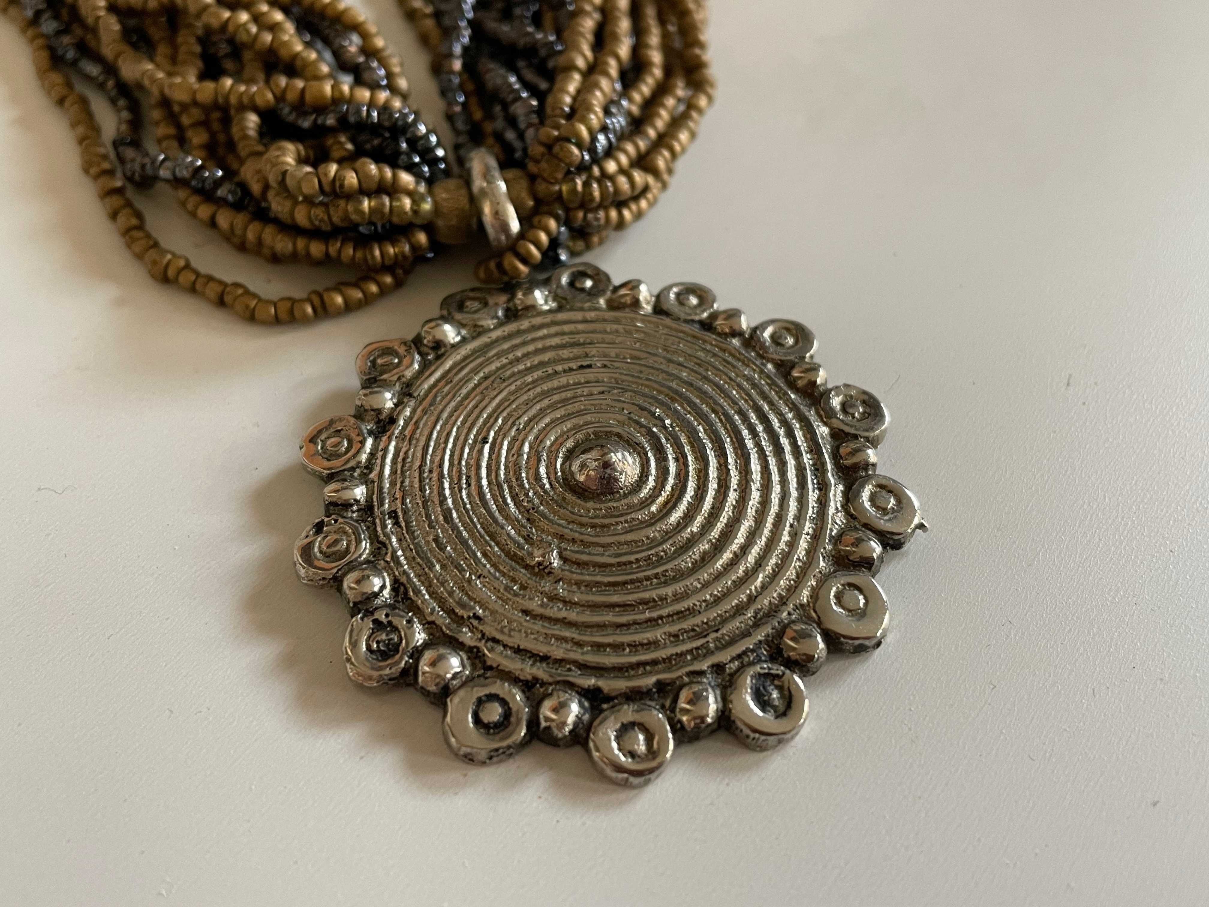 naszyjnik ze sznurami korali perłowych w złoto-beżowo-brązowej tonacji