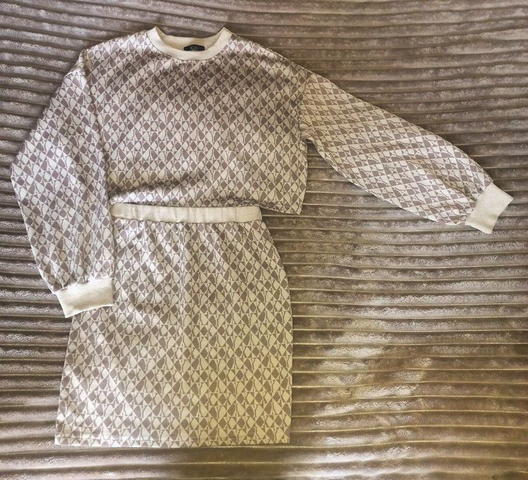 Стильний жіночий костюм – кофта та спідниця
Продаю гарний костюм, що с