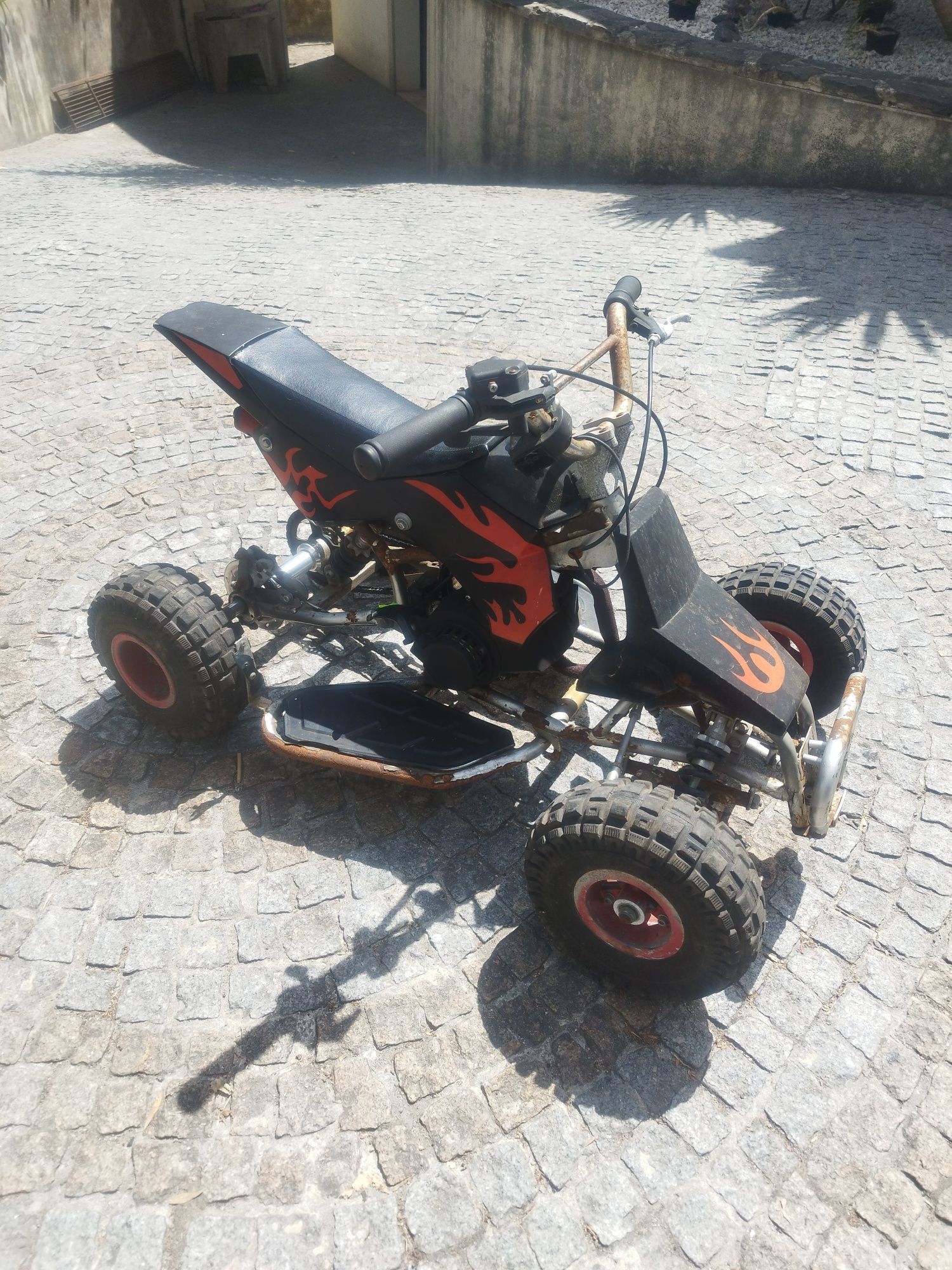 Mini moto 4 a trabalhar