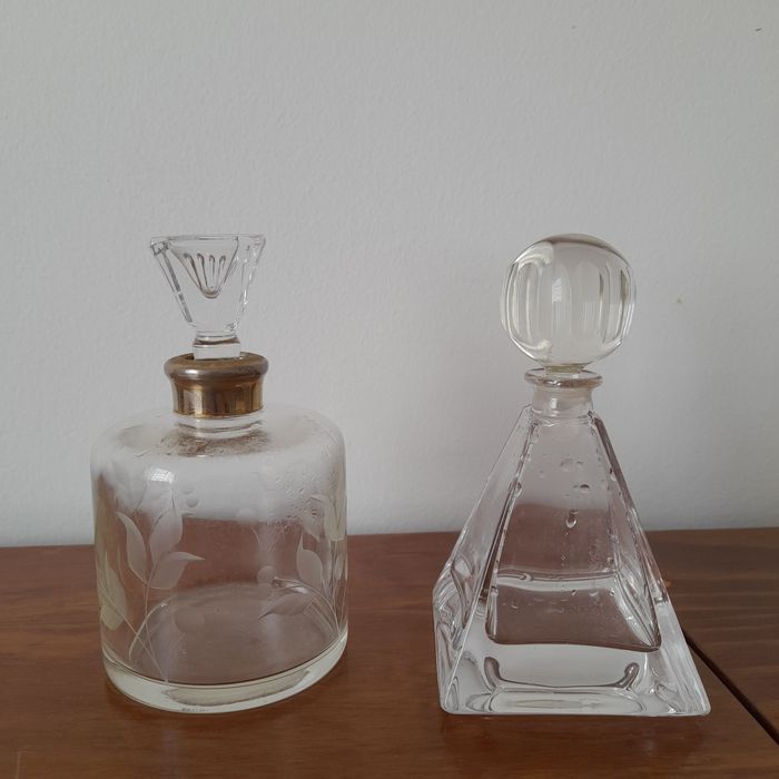Cinzeiros pousadas e frascos de cristal