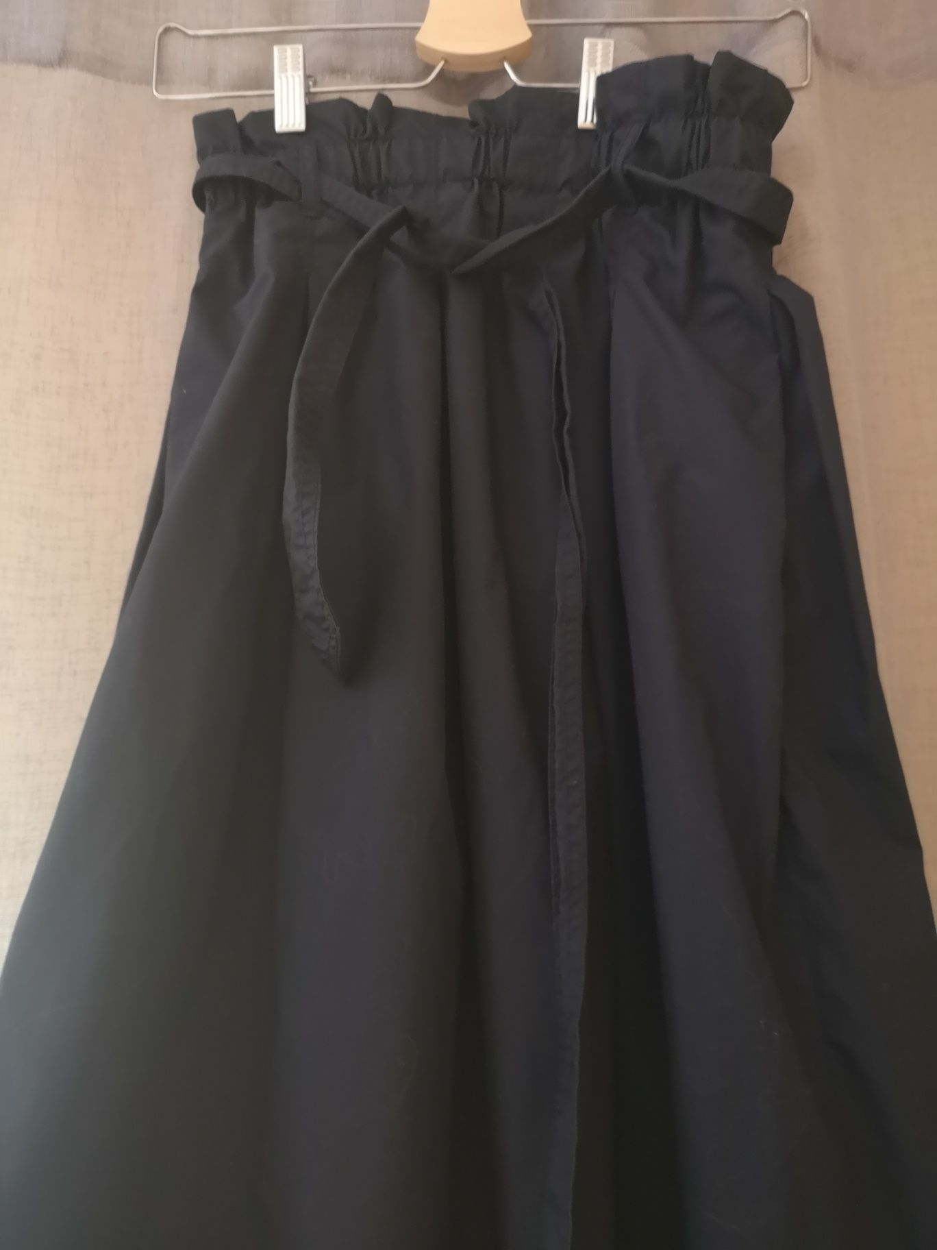 Granatowa spódnica H&M w rozmiarze XS.