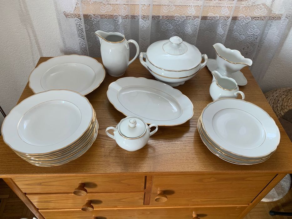 Serwis 21 sztuk  porcelana zlota nitka