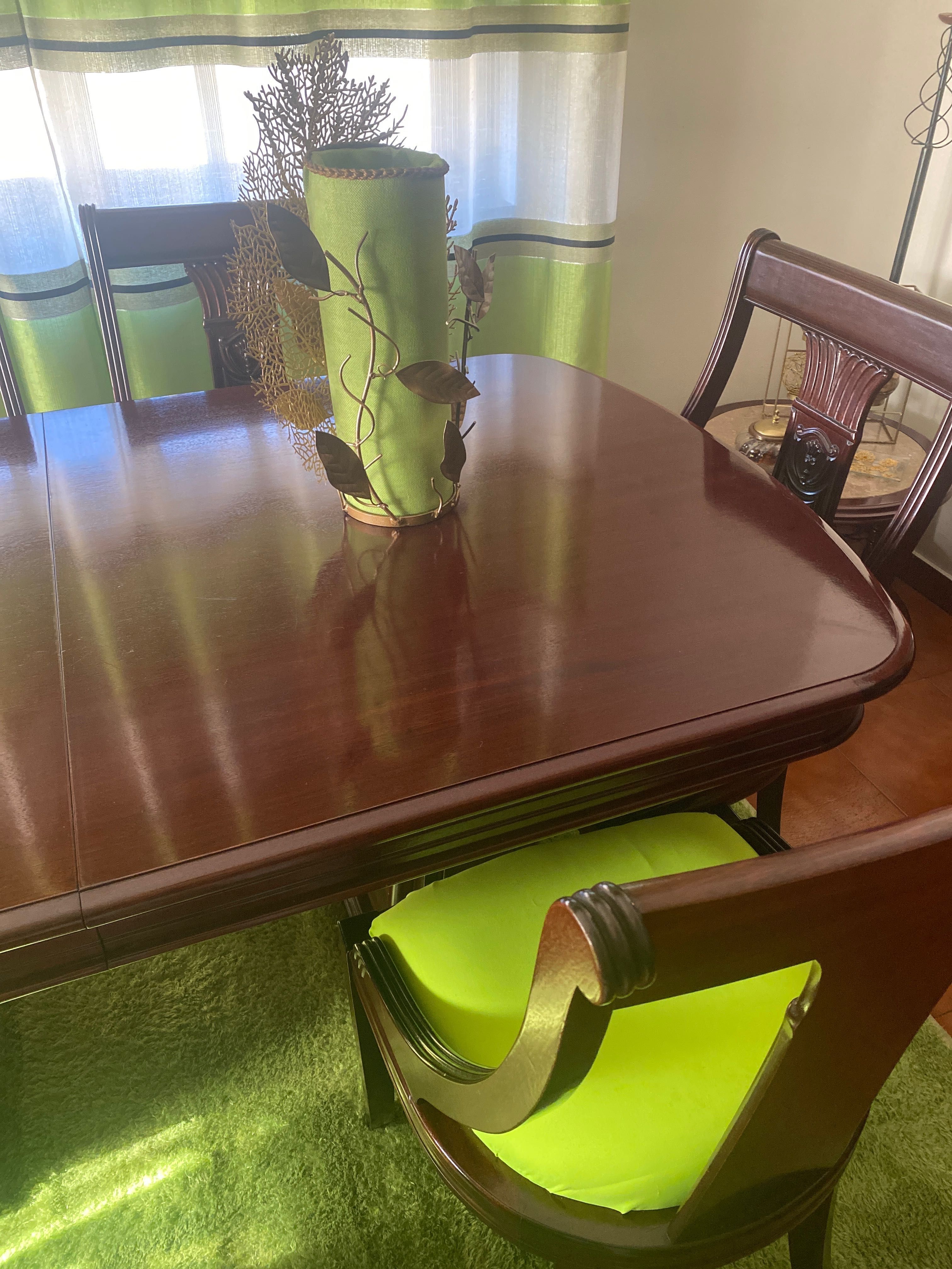 Conjunto de mesa e cadeiras mogno