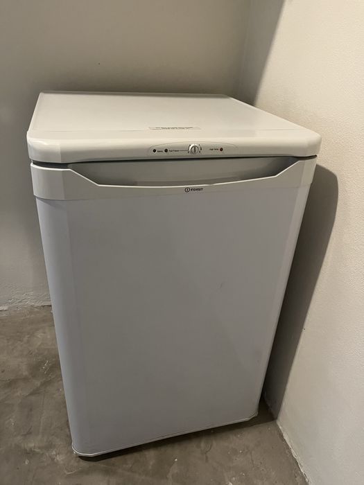 Arca Congeladora (vertical) INDESIT TZA 1