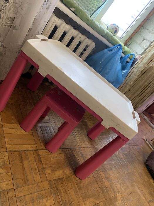 Дитячий столик та стільчики . Зростаюча парта .