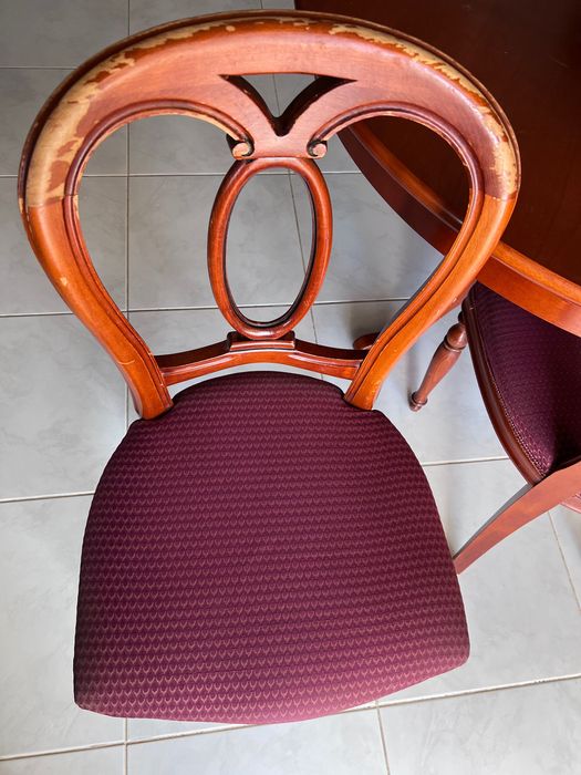 Uma mesa de carvalho e quatro cadeiras.