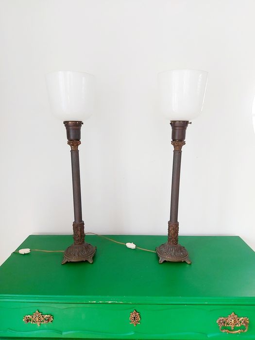 Enorme par de candeeiros de mesa em bronze com copo em vidro opalino.