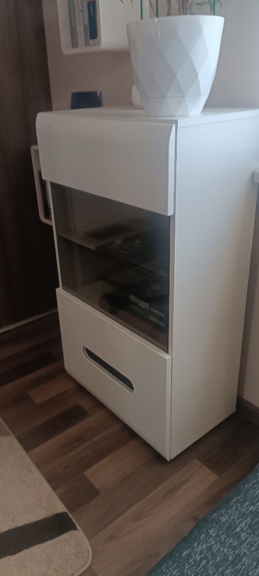 Szafka RTV oraz wisząca witryna