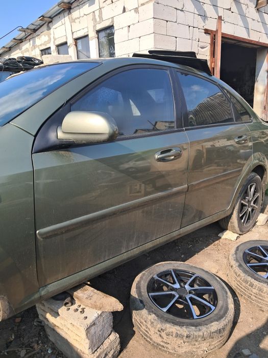 Двери лачети.В оригинальном окрасе.