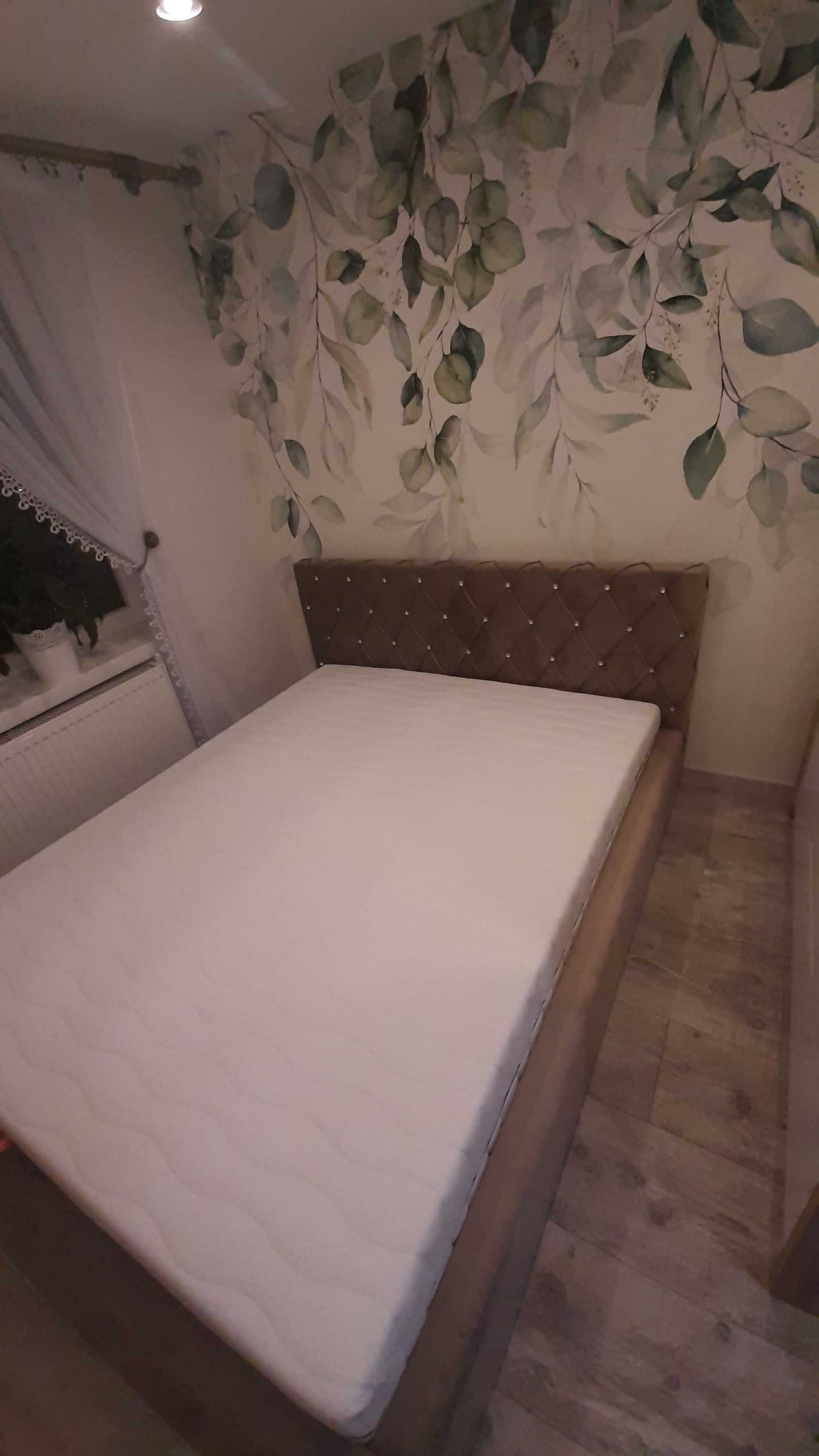 Łóżko sypialniane tapicerowane