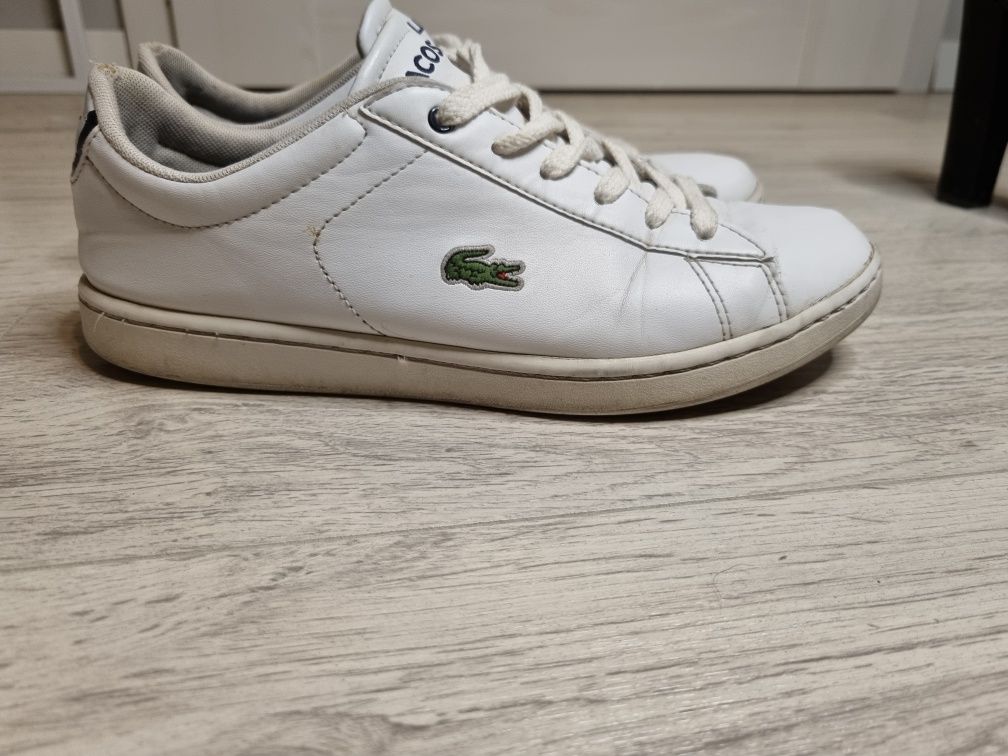 Białe buty lacoste