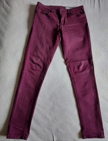 Bordowe, burgundowwe jeansy, obcisłe spodnie