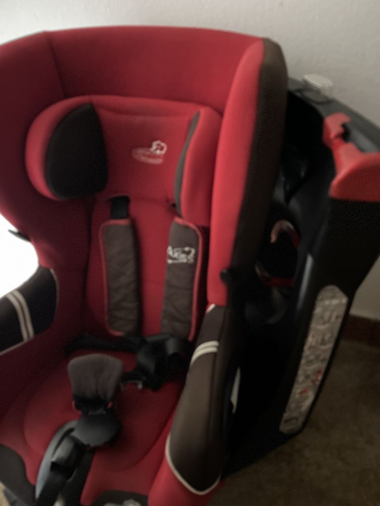 Cadeirinha Auto da marca Bebé Confort modelo Axiss rotativa a 90°
