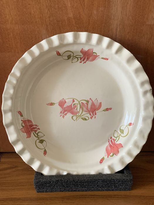 Керамічні вироби,рюмки,блюдо металеве.