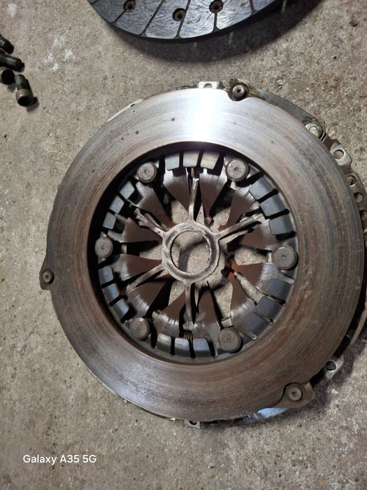 Sprzęgło Dwumasa 1.6TDI VW Golf VI Passat B7 Caddy Touran