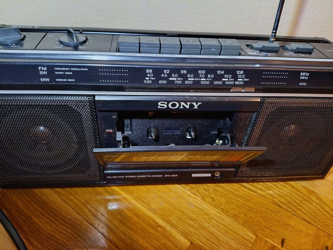 Радіо магнітофон вінтажне Sony CFS