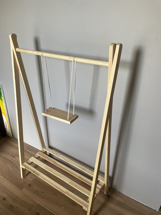 Дитяча вішалка  для одягу з гойдалкою