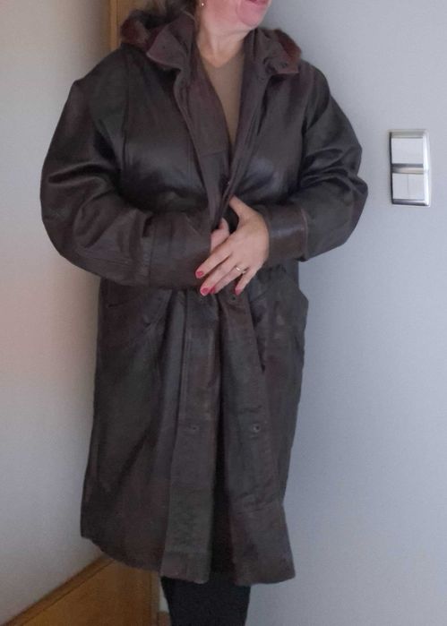 Casaco comprido em pele castanha com capuz de pêlo