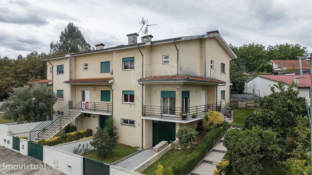 Moradia T4 de Gaveto em Ferreiros, Amares