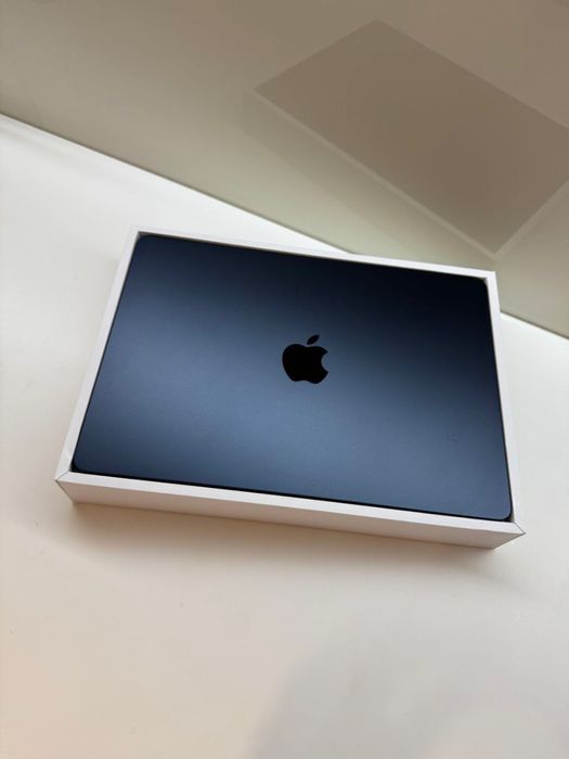 Продам Macbook air 13 M2 2022 8/256