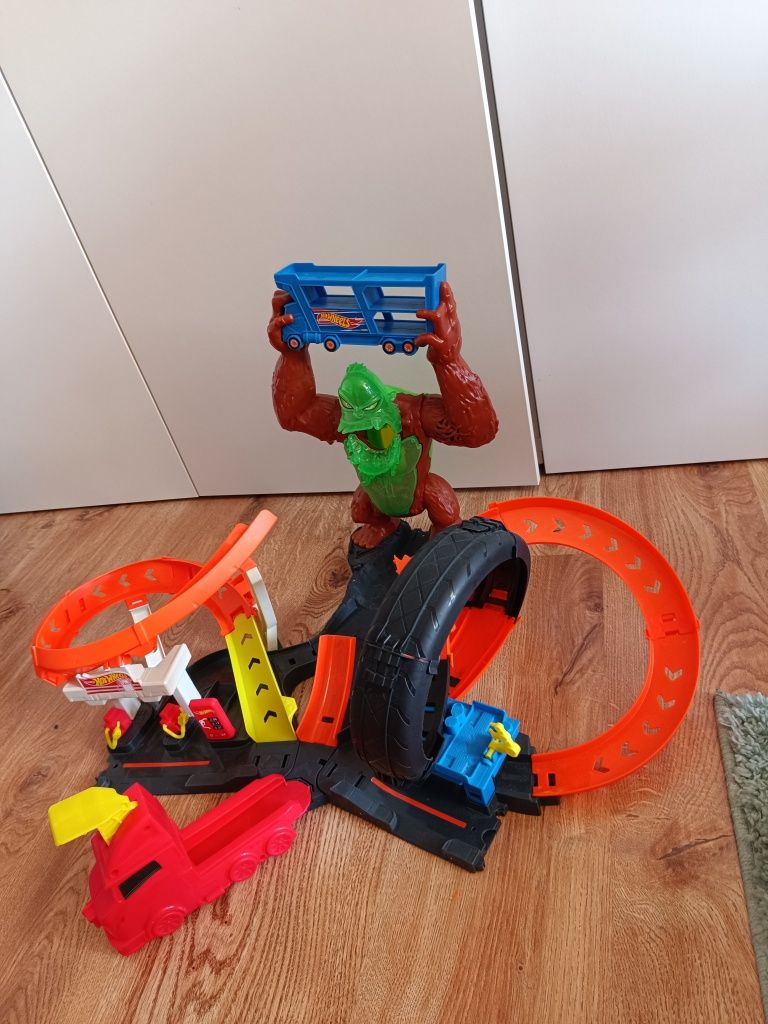 Hot wheels atak goryla