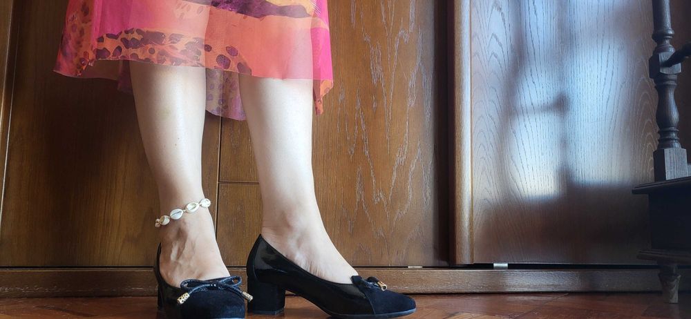 Sapatos pretos em Verniz e Camurça - Tam 37