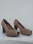 Sapatos salto alto em pele