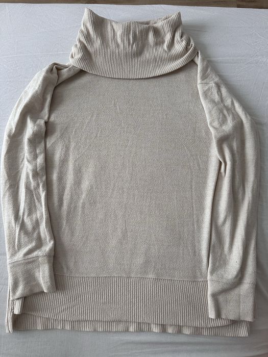мякий бежевий светр