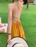 Lindo vestido comprido amarelo torrado, belo entrançado nas costas (S)
