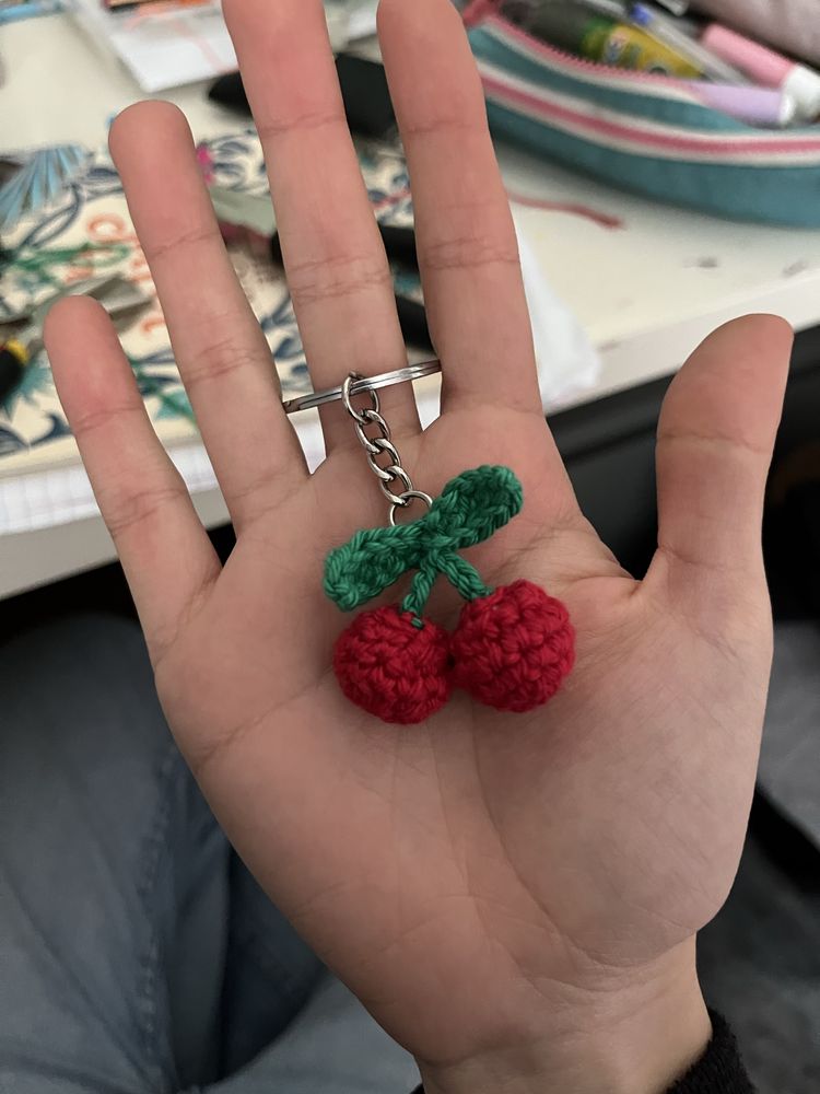 Chaveiro de cereja feito à mão