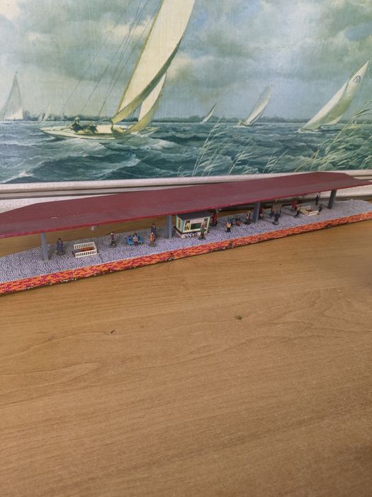 Zestaw budynków do makiety kolejowej – stacje, peron, domy, figurki