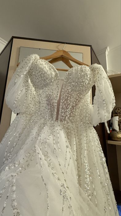 Весільна сукня з розрізом