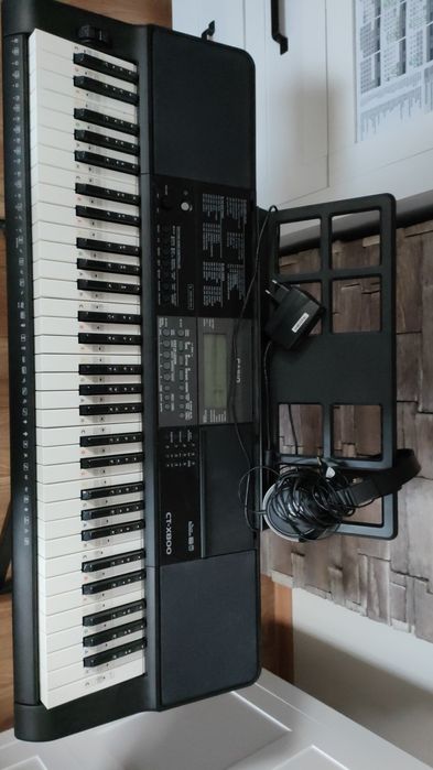Casio CT-X800 + słuchawki + stojak – komplet, stan bardzo dobry