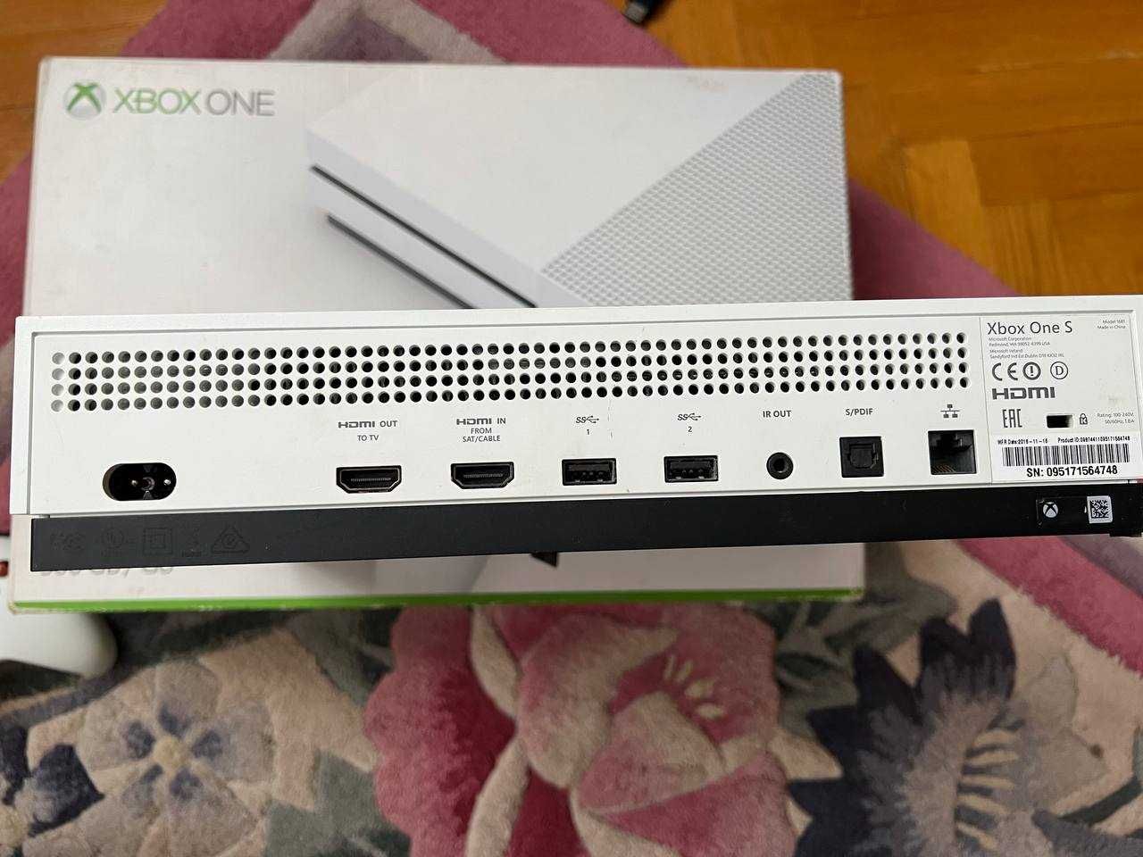 Xbox One S 500Gb + 2 джойстики.