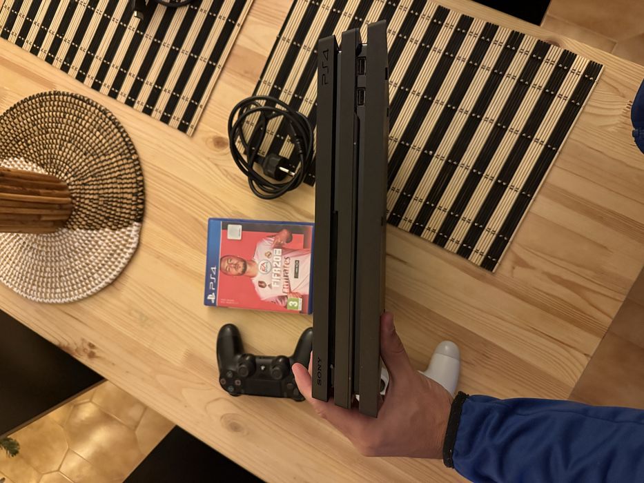 PS4 Pro 1TB (CUH-7016B) + 2 comandos + Fifa 20