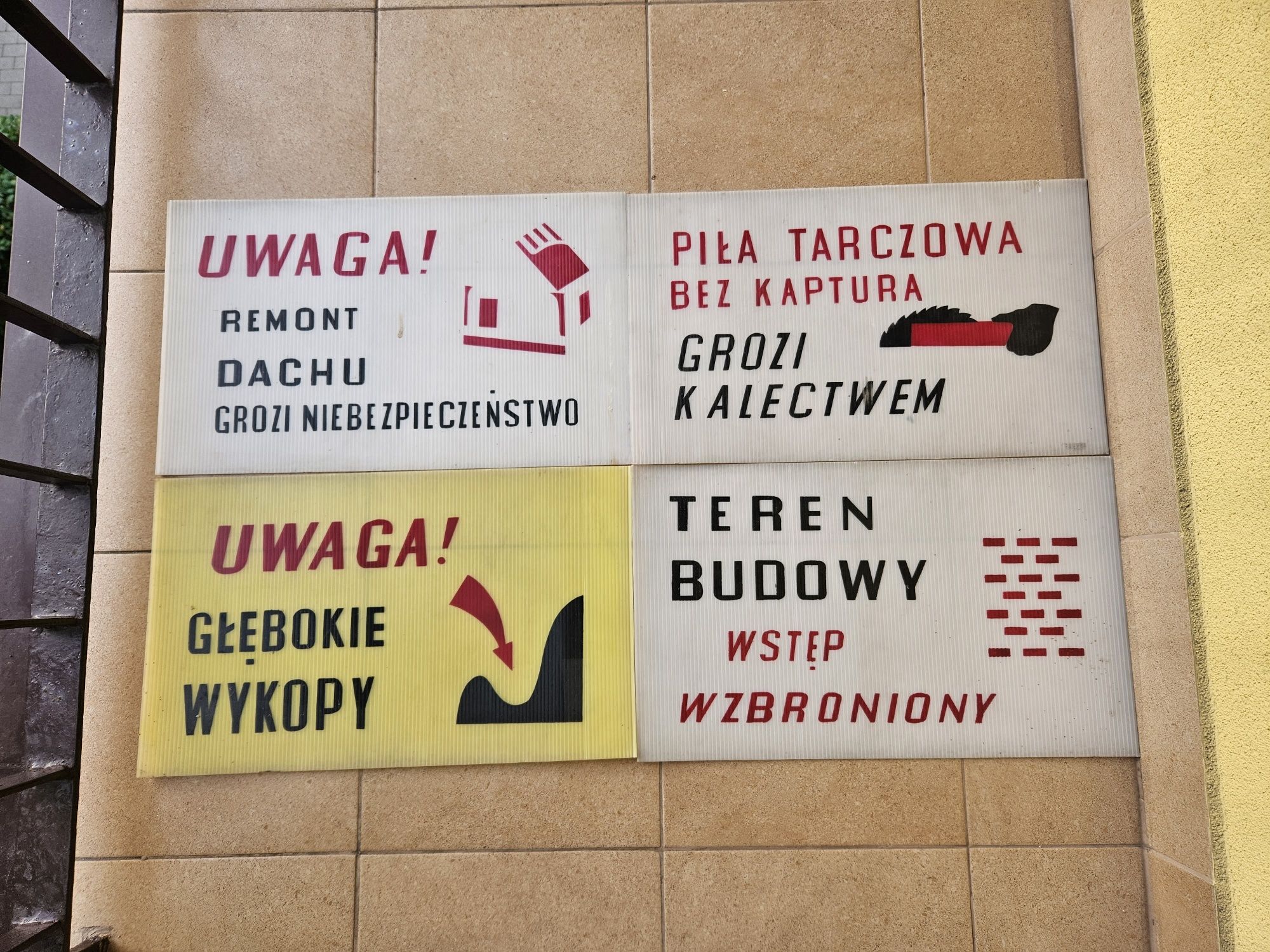Zestaw czterech tablic informacyjno ostrzegawczych prl