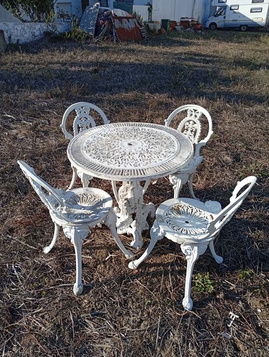 Mesa de jardim com 4 cadeiras