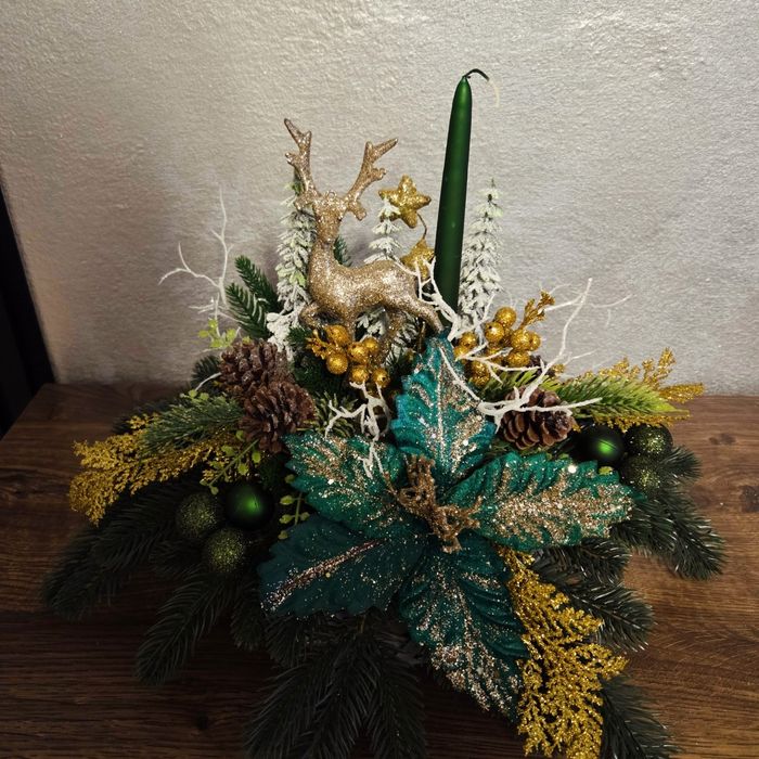 swiąteczny stroik z reniferem w zielono-złotej kolorystyce