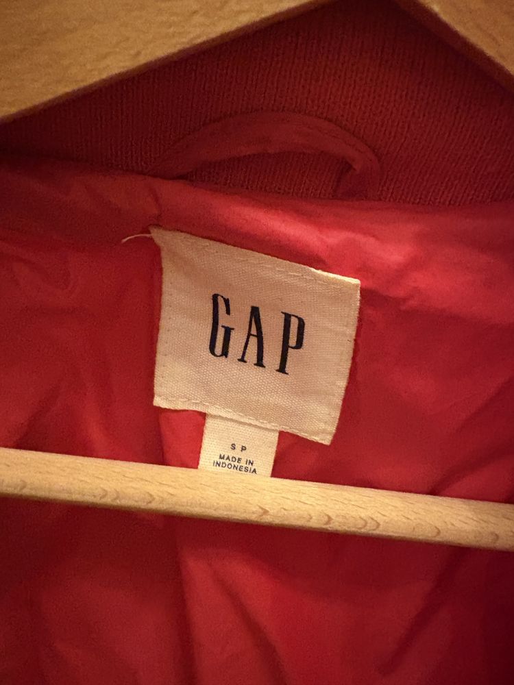 Kurtka puchowa - Puffer Bomber - GAP - czerwona kurtka zimowa