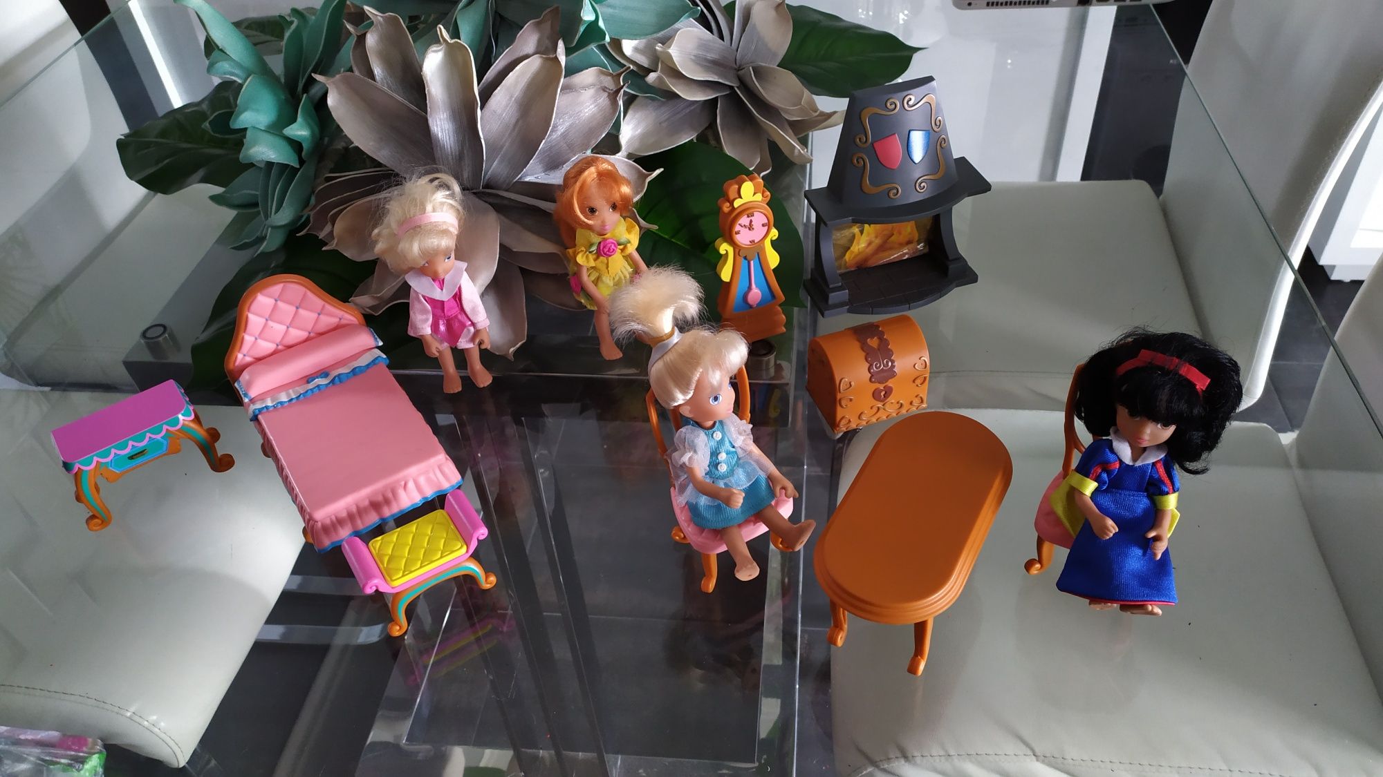 Conjunto RARO de 4 mini princesas Disney com mobílias