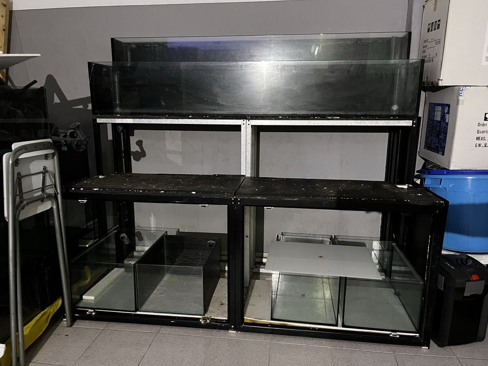 Bateria de 3 andares com aquários