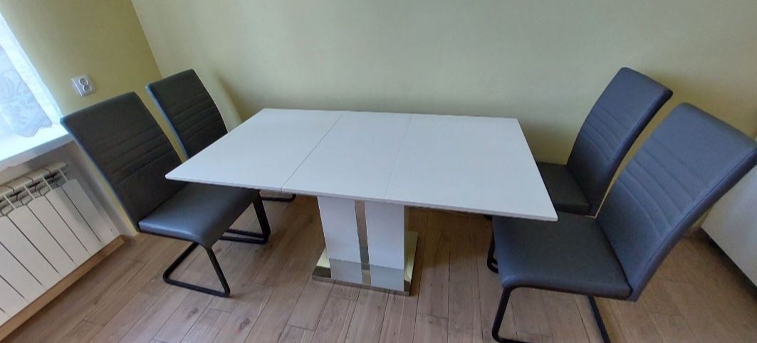Stół z krzesłami