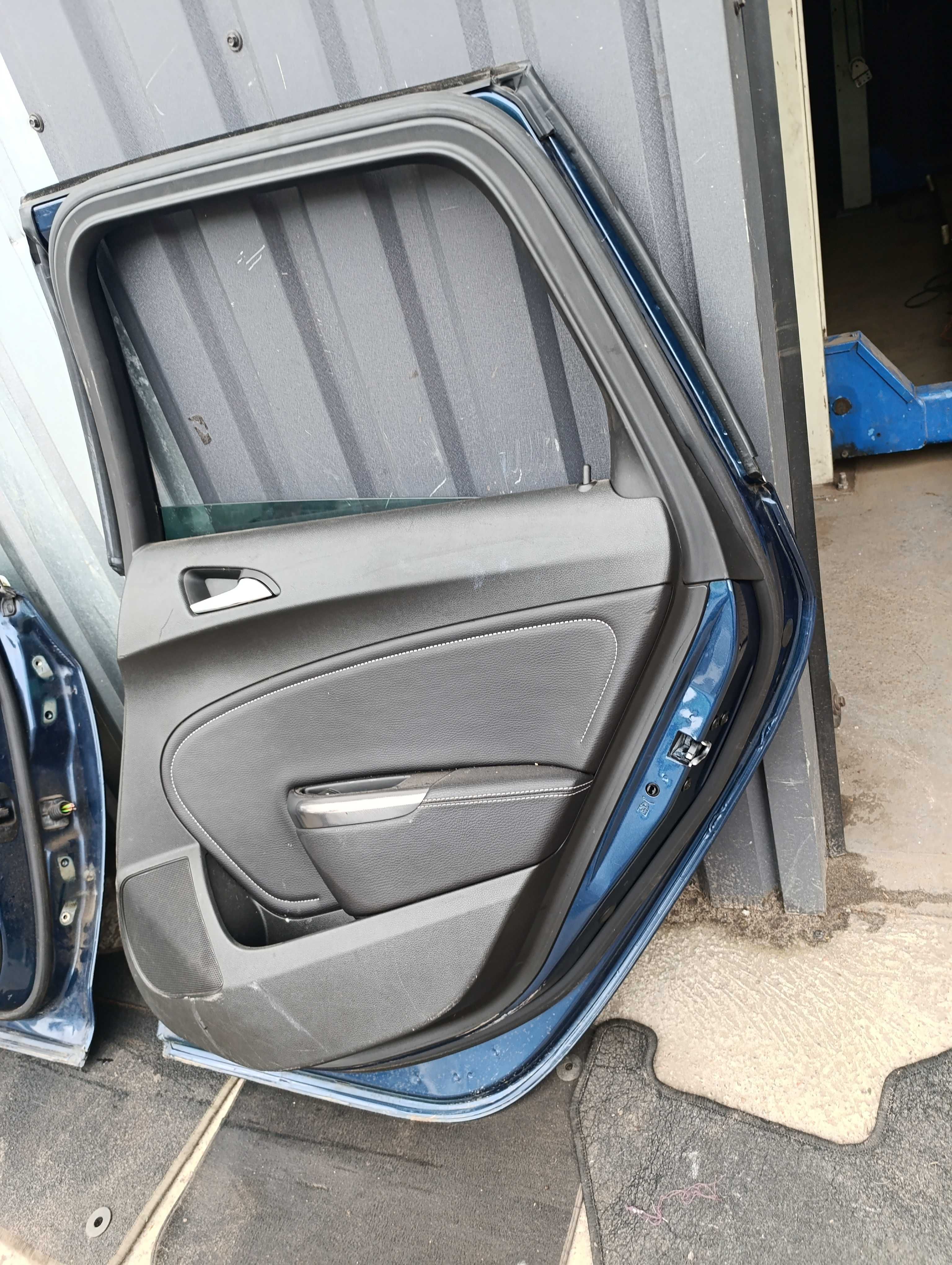 Двери задние правые Opel Astra J универсал