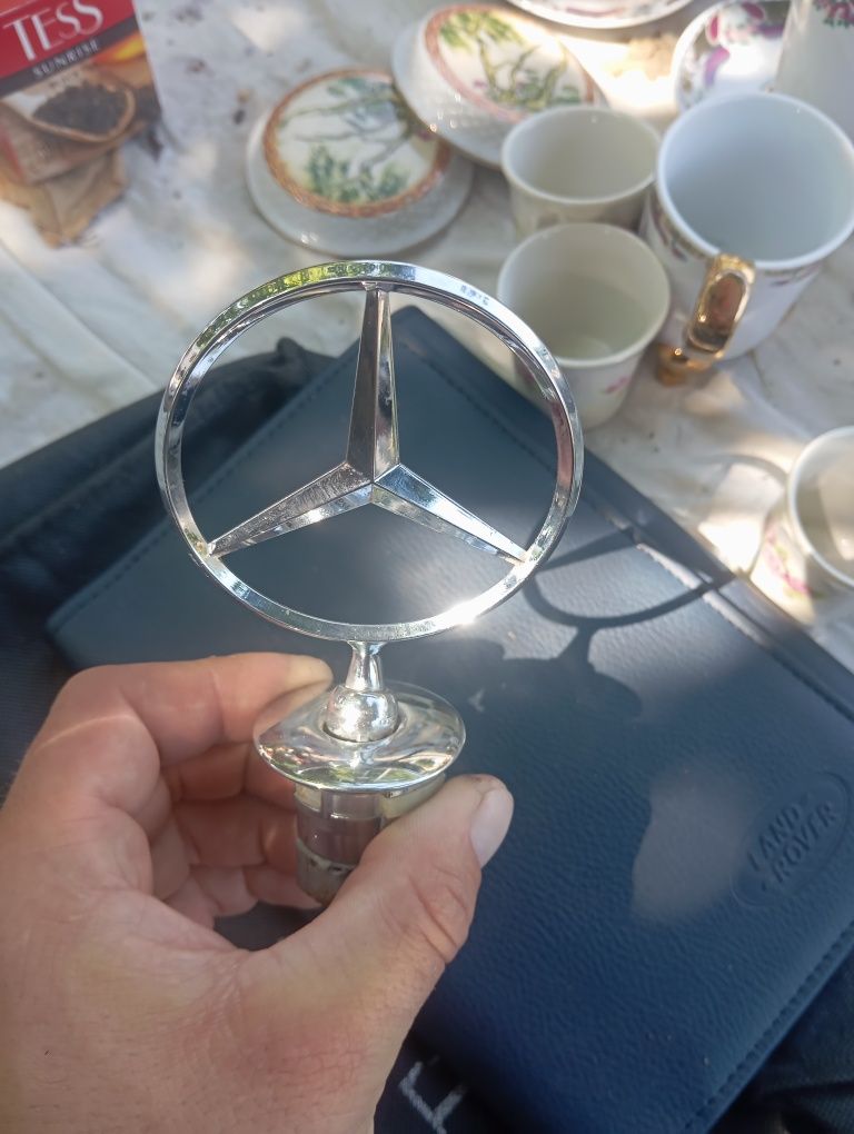 Продам значок mercedes 220  если не ошибаюсь
