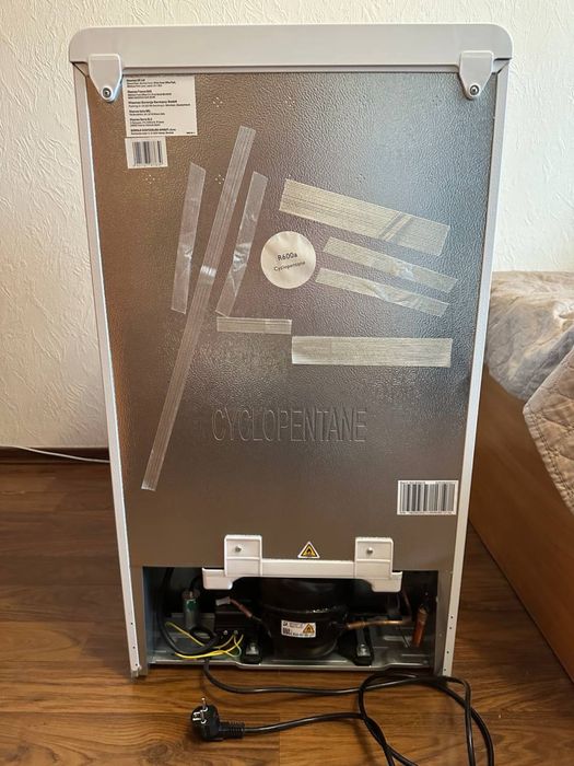 Однокамерний холодильник Hisense RR106D4CWE (82 л)