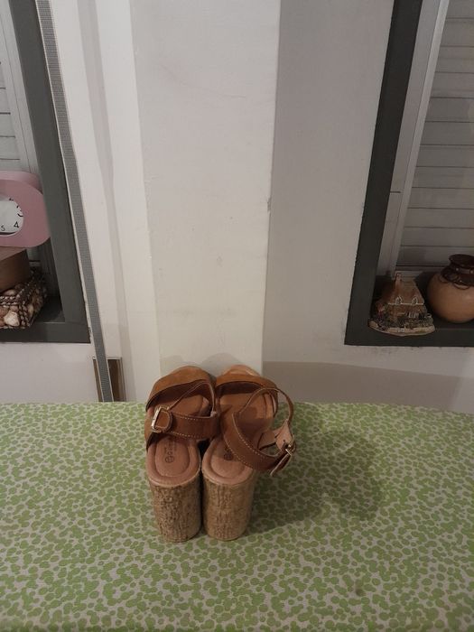 Vendo Sandálias de Senhora muito bonitas como novas